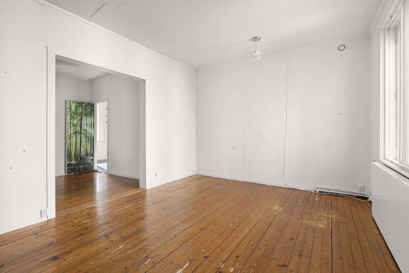 To lyse og romslige soverom i åpen løsning, med bred åpning mellom rommene som gir en luftig og fleksibel planløsning. Galleribilde