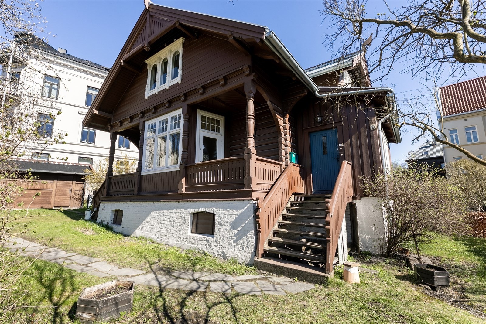 Verandaen gir en hyggelig inngang til boligen og er utført med detaljer i treverk. Galleribilde