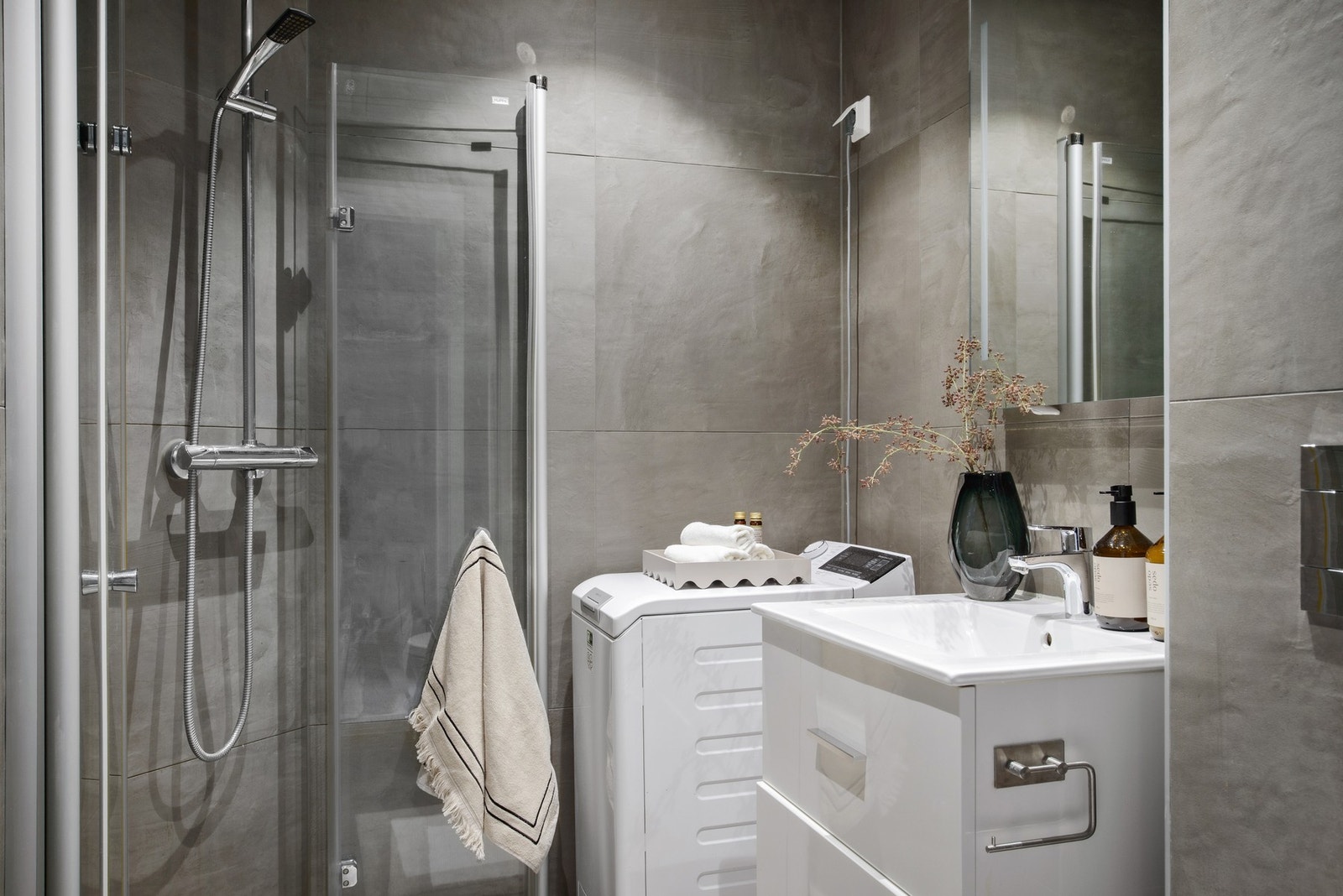 Badet er utrolig godt utnyttet. Dusjhjørne med foldbare dører er plassbesparende. Galleribilde