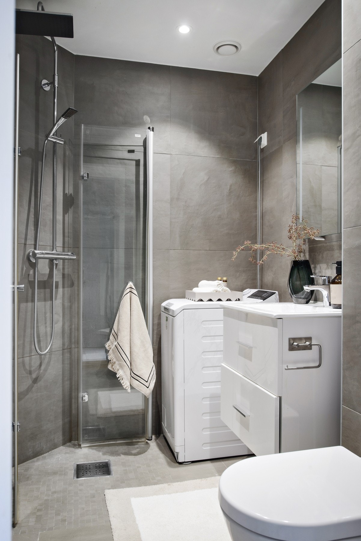 Badet ble oppusset i 2017 i regi av borettslaget. Flislagt gulv med varme og flislagte vegger. Galleribilde