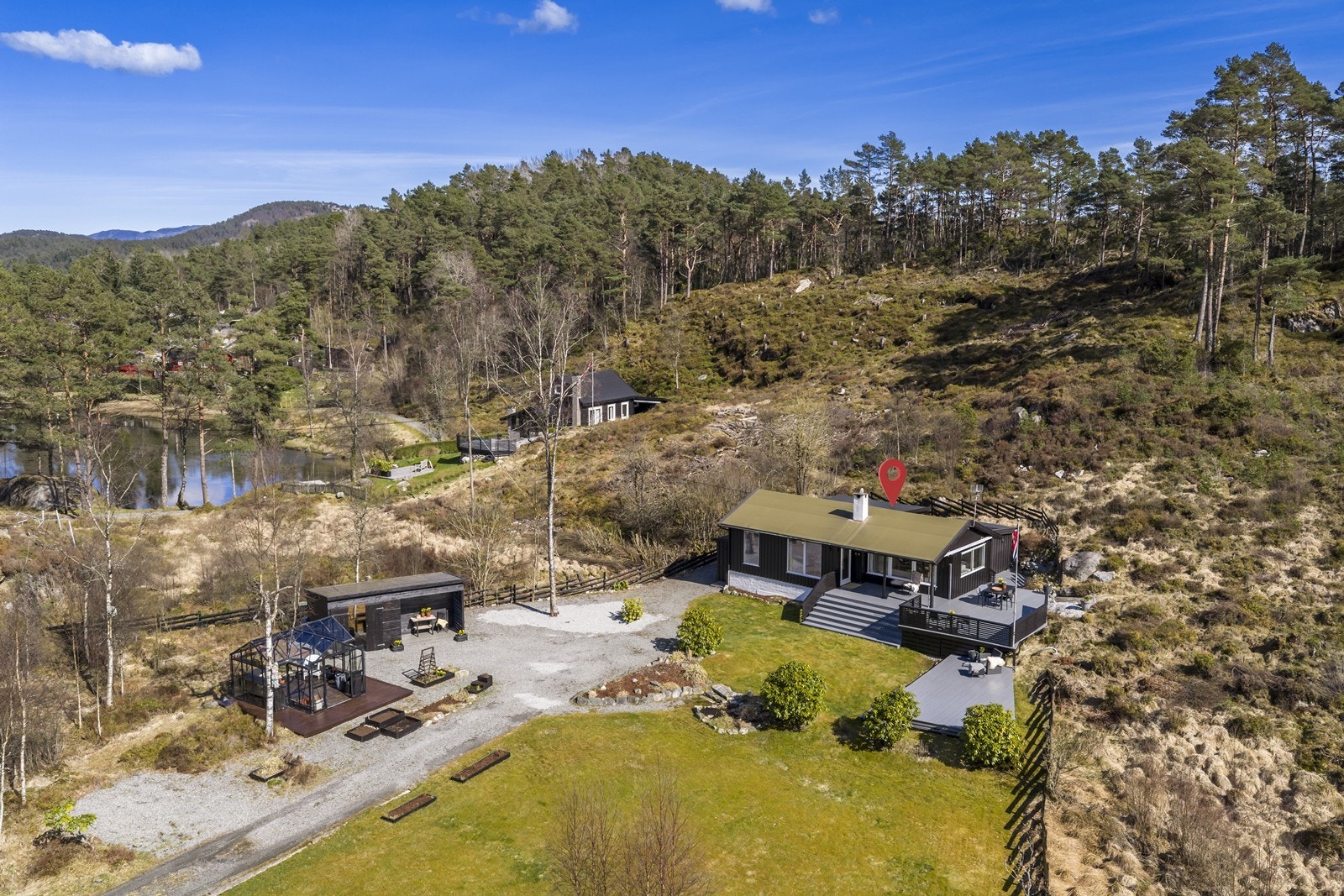 Store eiendom med flotte utearealer for lek og moro Galleribilde