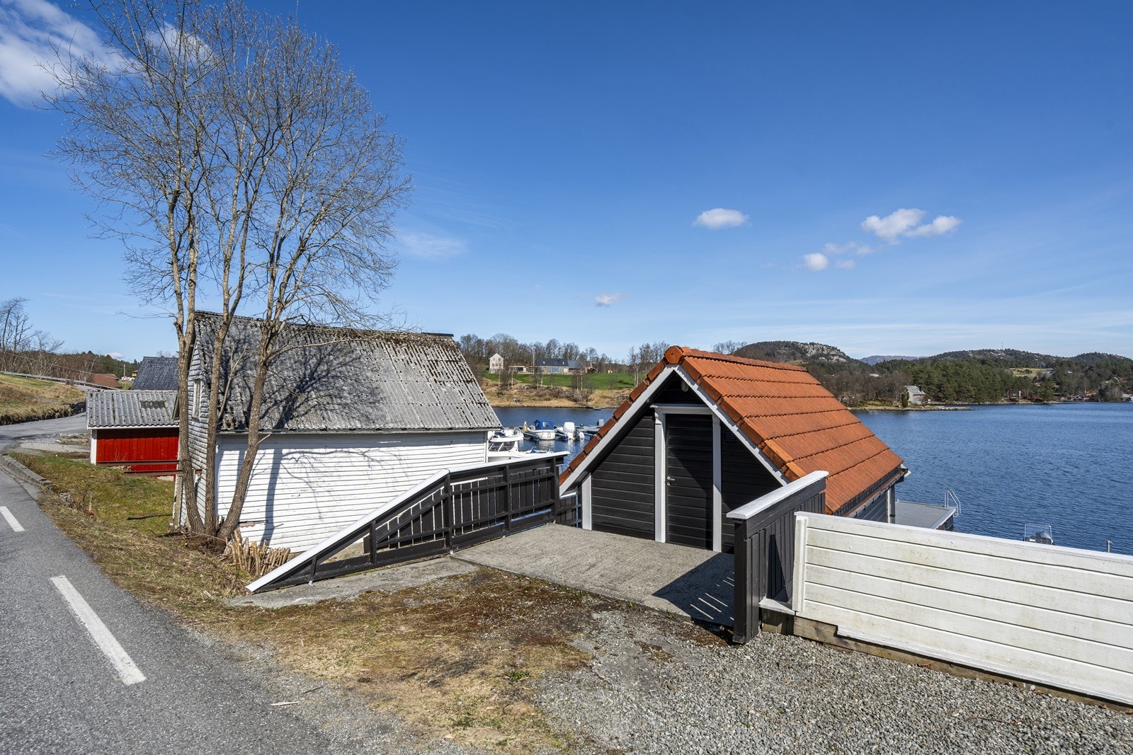 Naust gir plass for parkering i bakkant Galleribilde