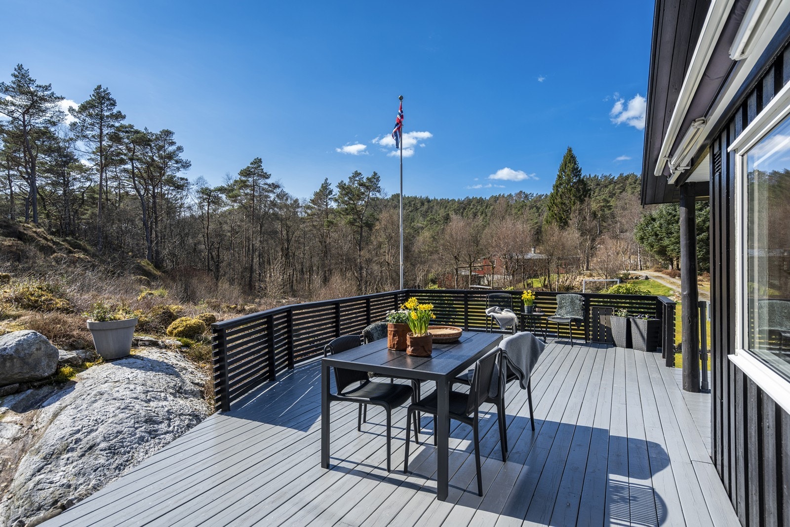 Stor terrasse med gode solforhold Galleribilde