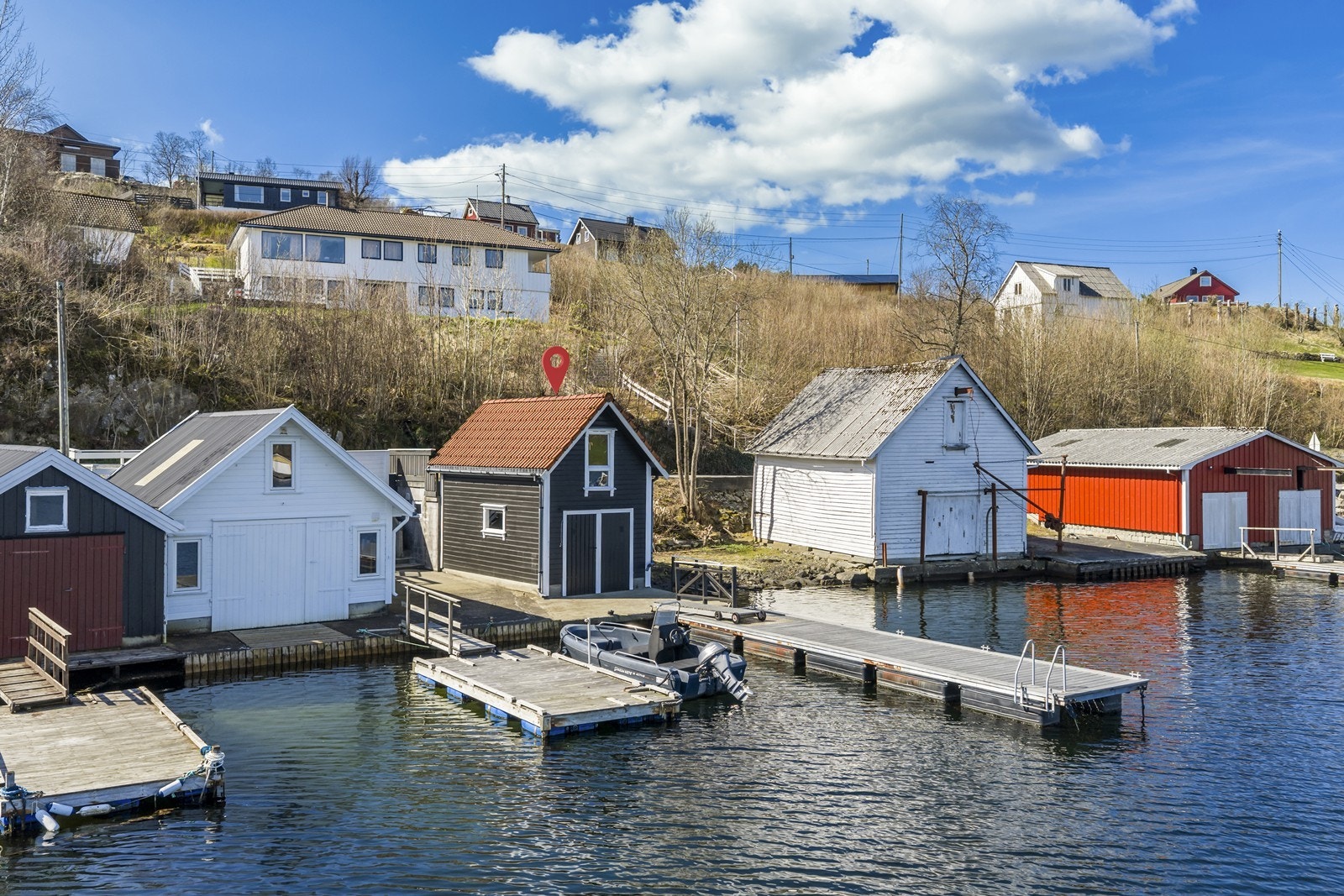 Velholdt og kjekt naust med flytebrygge Galleribilde