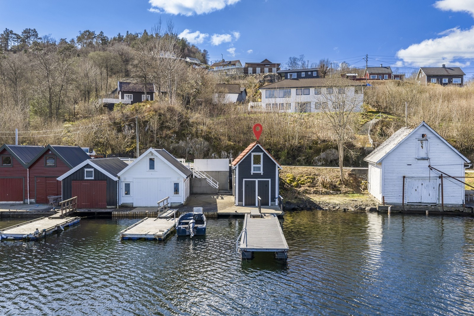 Fritidseiendom med tilhørende Naust, brygge og flytebrygge Galleribilde