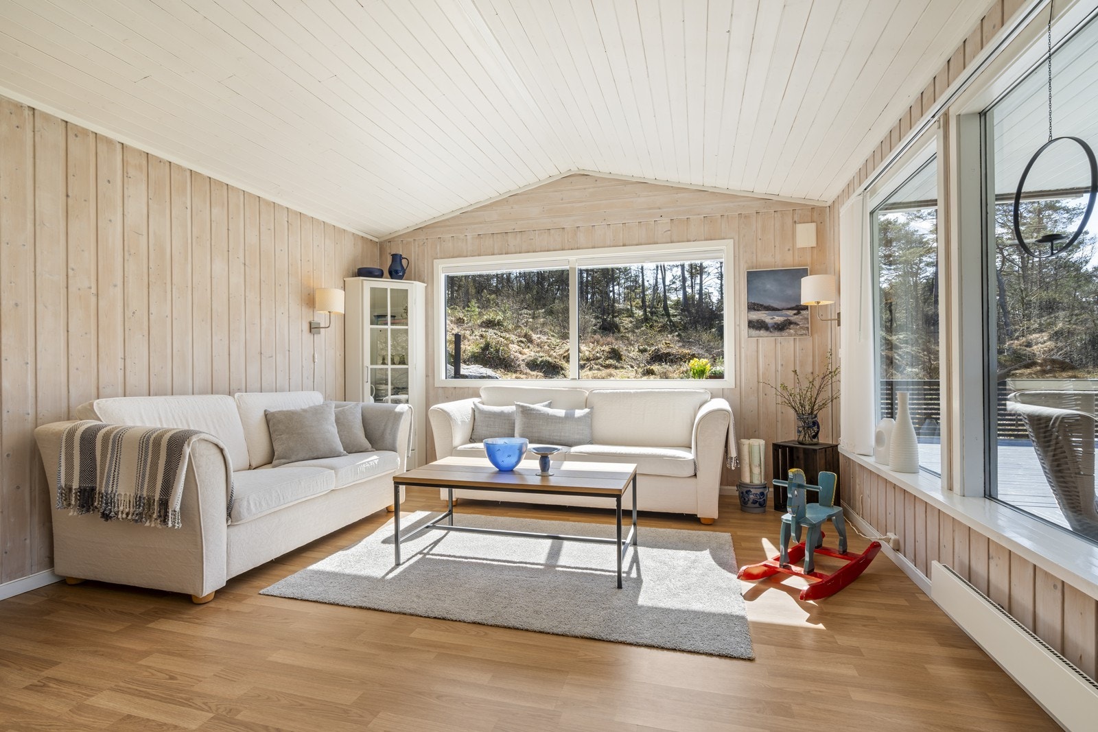 Sofakrok med store vindusflater Galleribilde
