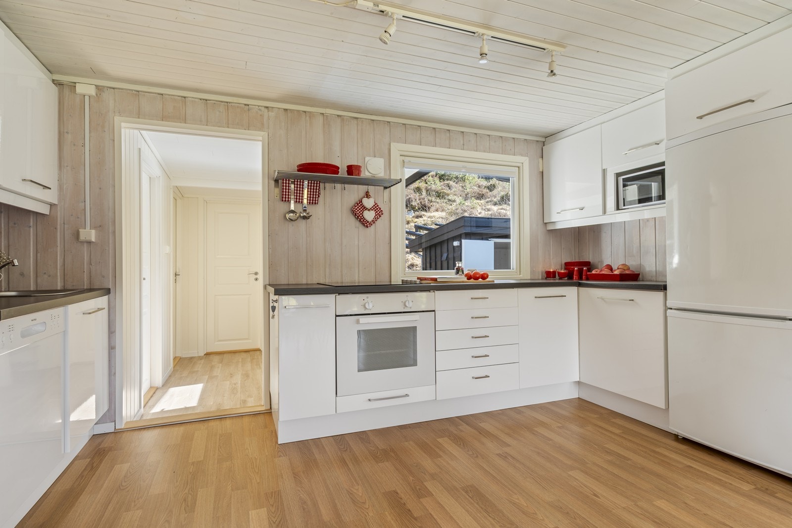 Kjøkken med innebygget komfyr/platetopp/kjøl-frys/oppvaskemaskin/micro Galleribilde
