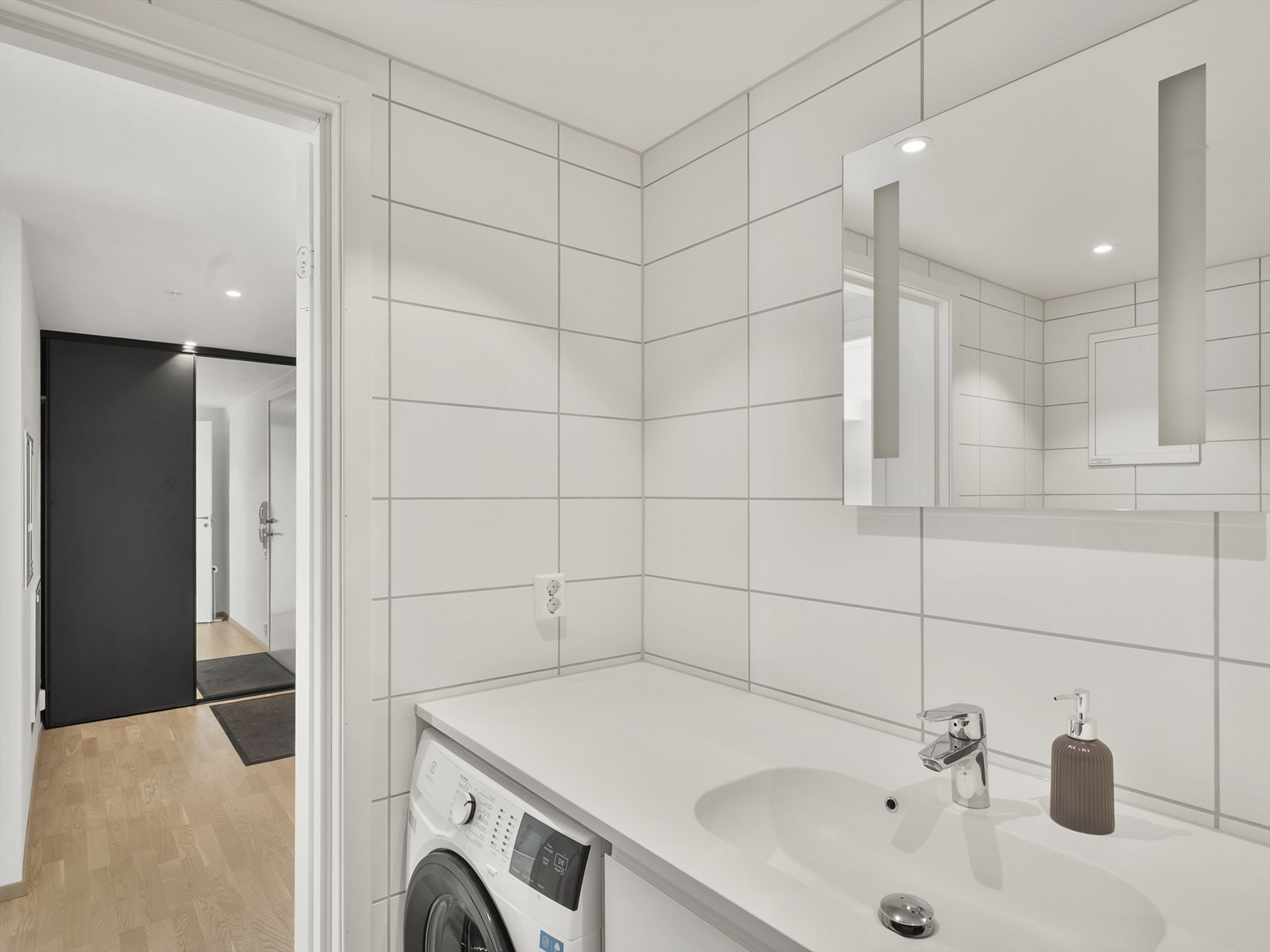 Badet er praktisk plassert rett ved entréen og har rør-i-rør-system med fordelerskap i veggen. Galleribilde