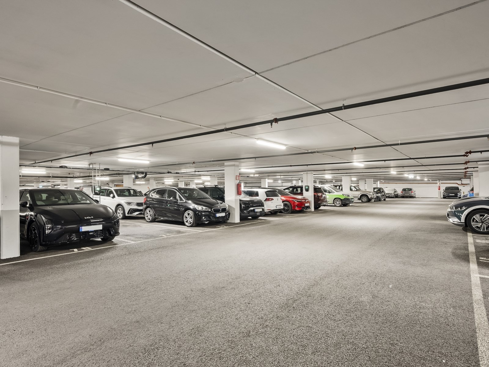 En fast parkeringsplass med lader i felles, oppvarmet garasjeanlegg følger med leiligheten. Galleribilde