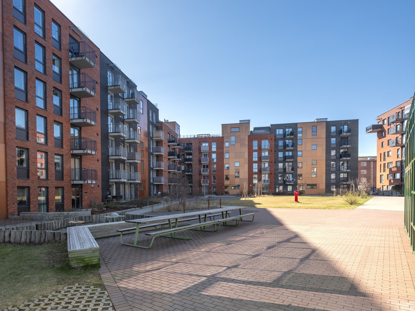 Felles uteplasser med sittegrupper er tilgjengelige for beboerne. Galleribilde