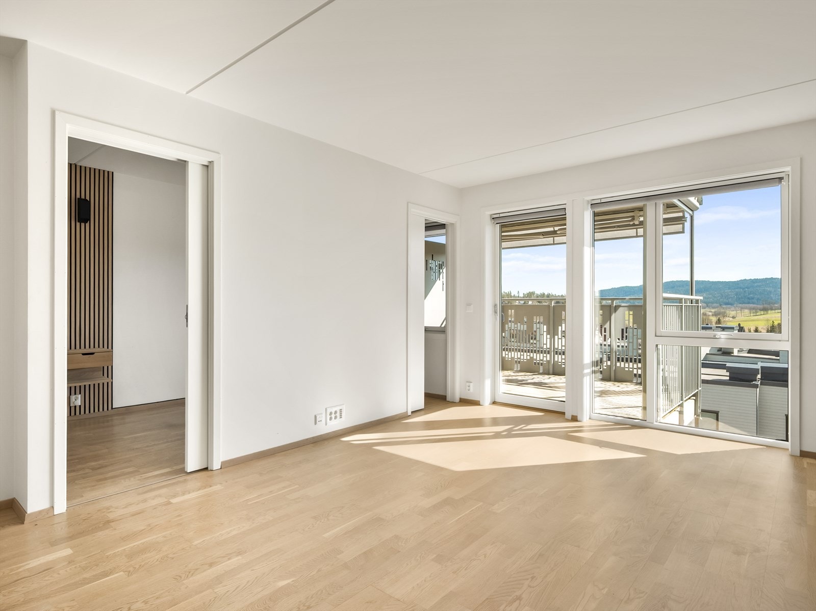 Fra stuen er det en plassbesparende skyvedør inn til soverommet og utgang til balkongen. Galleribilde