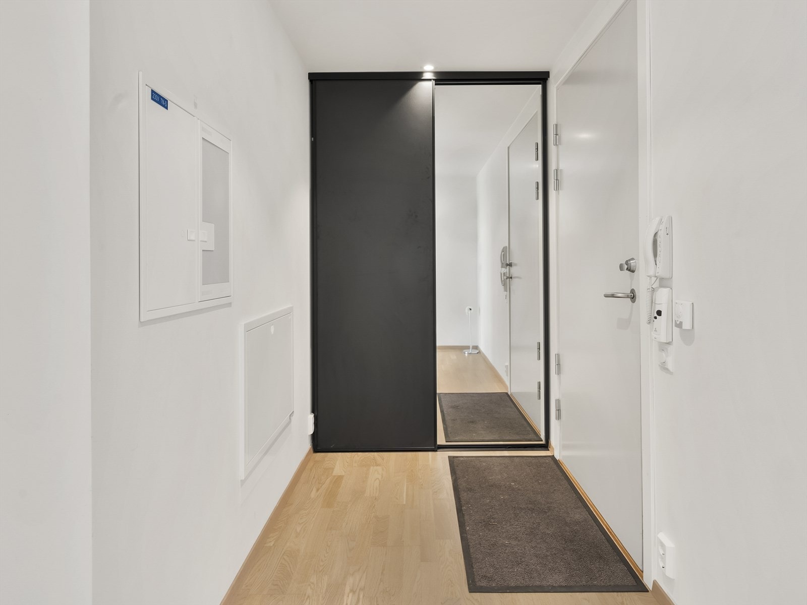Praktisk skyvedørsgarderobe i entré. Galleribilde
