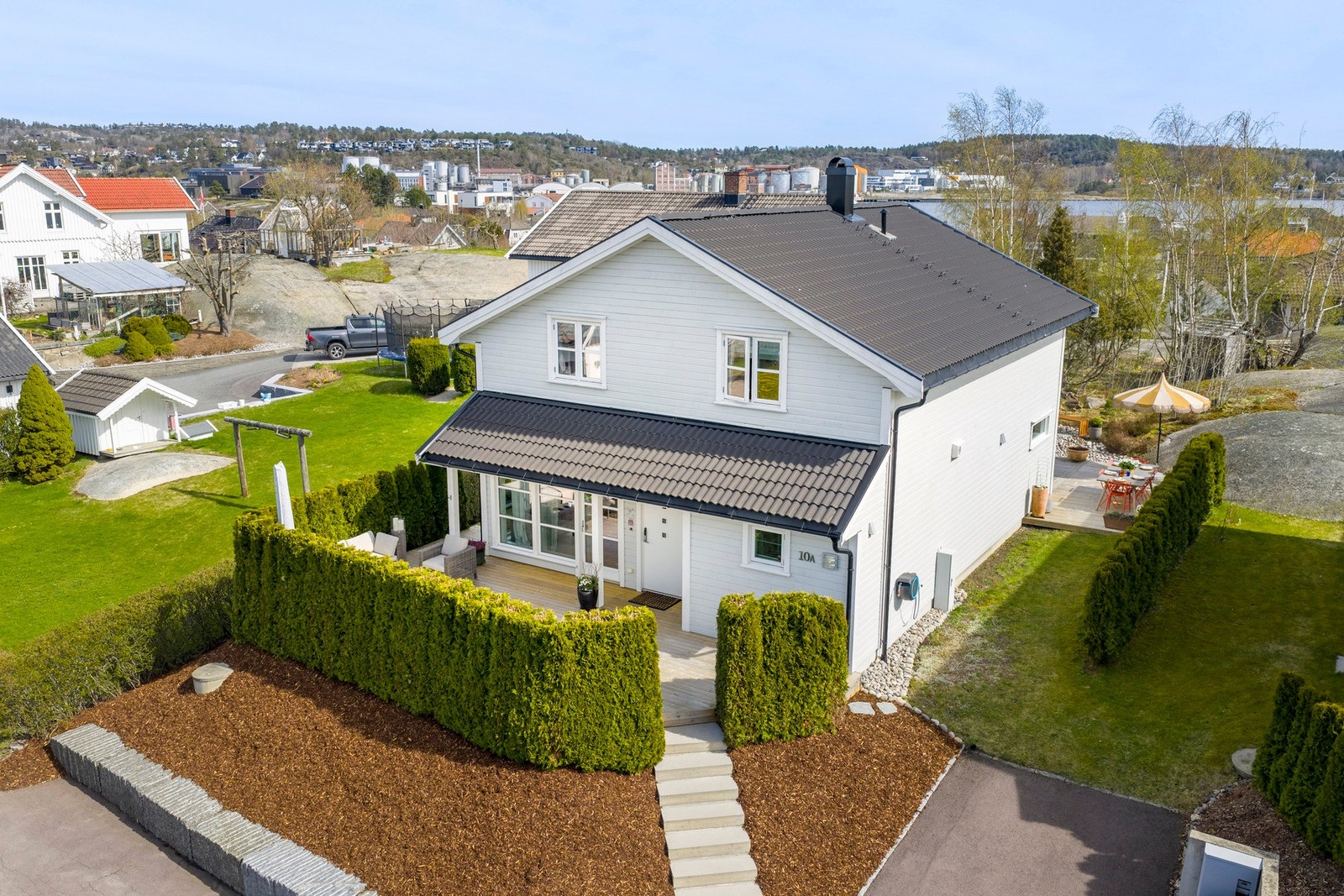 En innholdsrik og moderne enebolig fra 2017 med generøse uteplasser Galleribilde