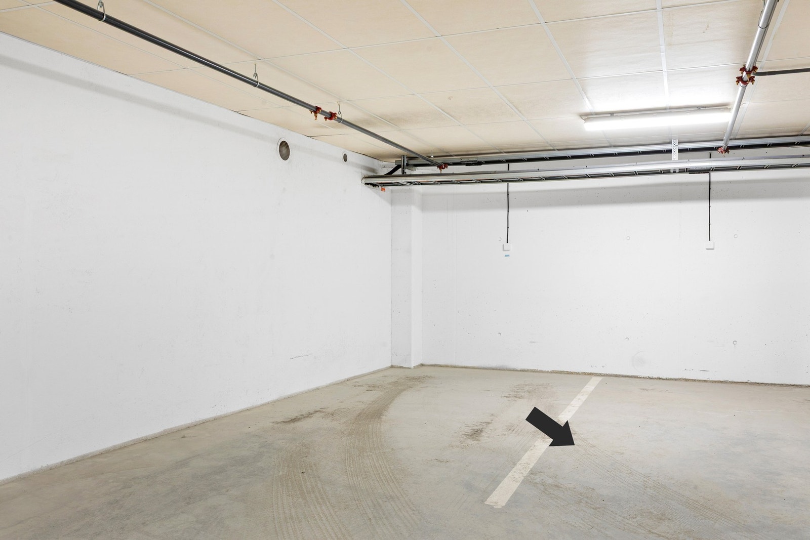 P-plass i kjeller og bod i kjeller. Galleribilde
