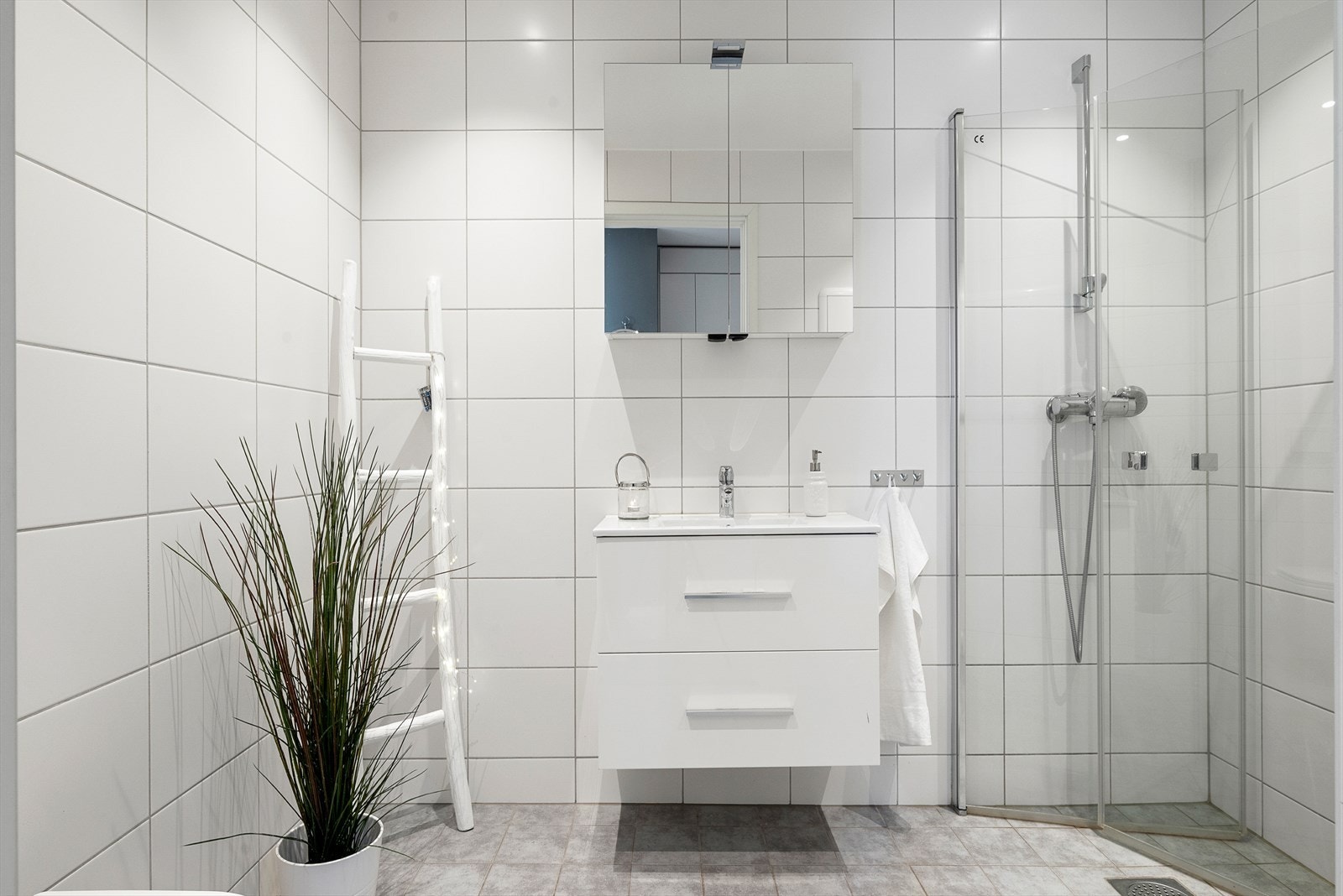 Tidløst bad med lys innredning Galleribilde
