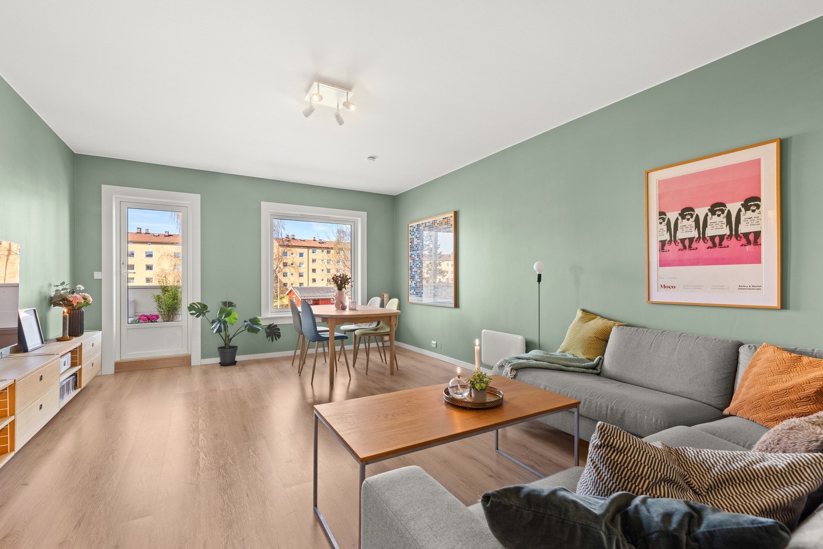 Stor og lys stue med gode innredningsmuligheter. Galleribilde