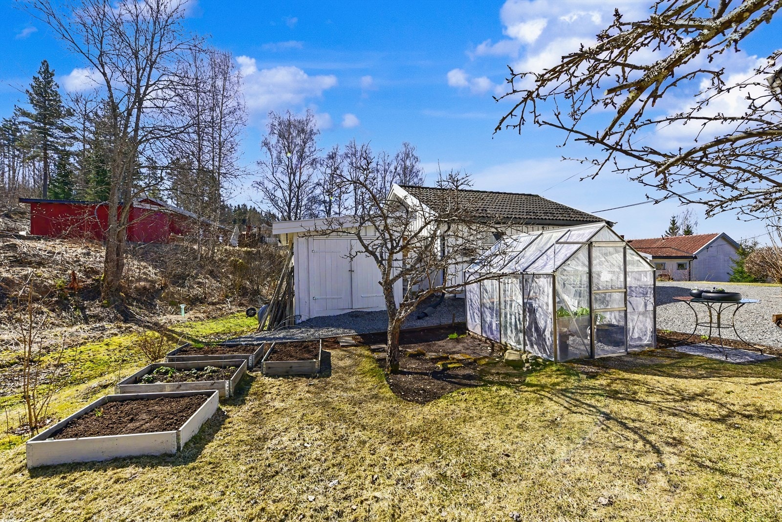 I hagen er det anlagt pallekarmer for dyrking av urter og grønnsaker. Galleribilde