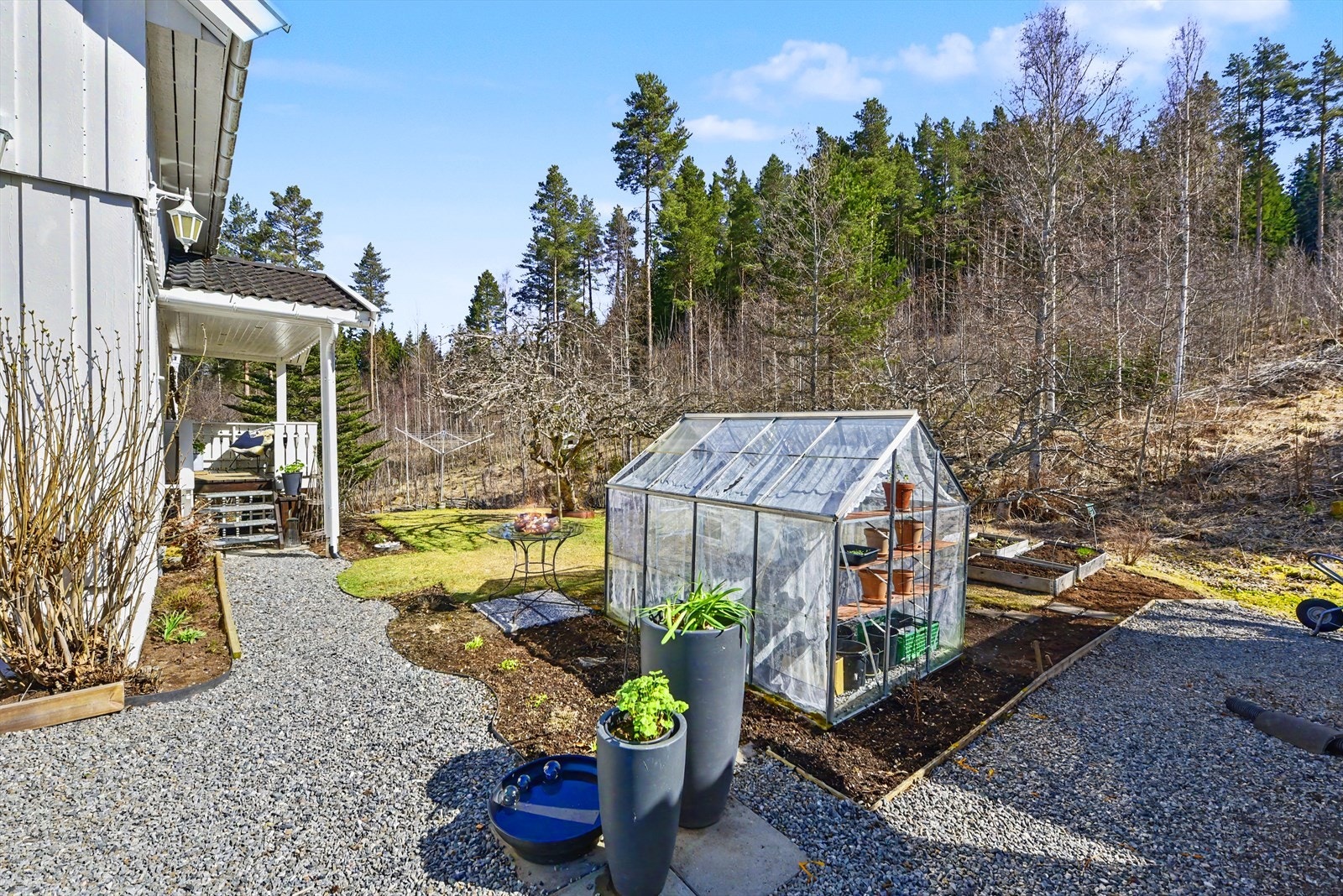 Veksthuset er plassert i en solrik del av hagen. Galleribilde