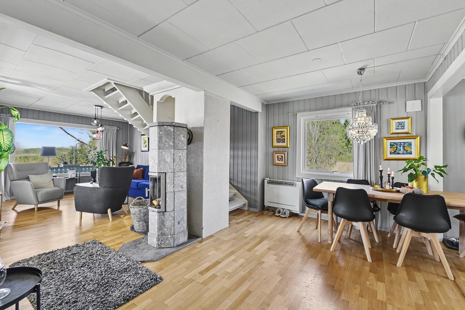 Den sentralt plasserte peisen gir både varme og en hyggelig stemning i stue- og spisestuesonen. Galleribilde