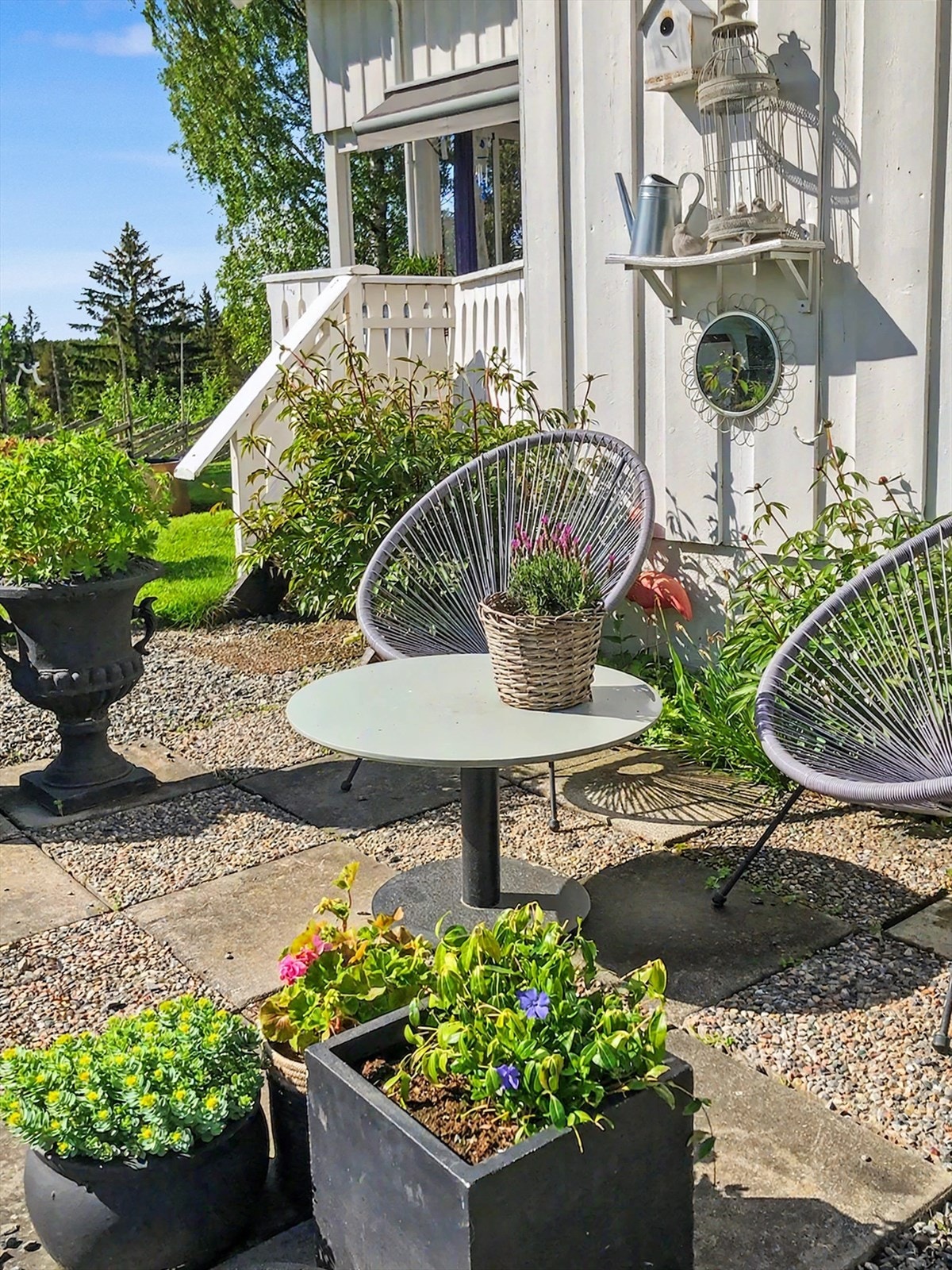 Flere hyggelige uteplasser rundt boligen gir mulighet for å nyte solen gjennom dagen. Galleribilde