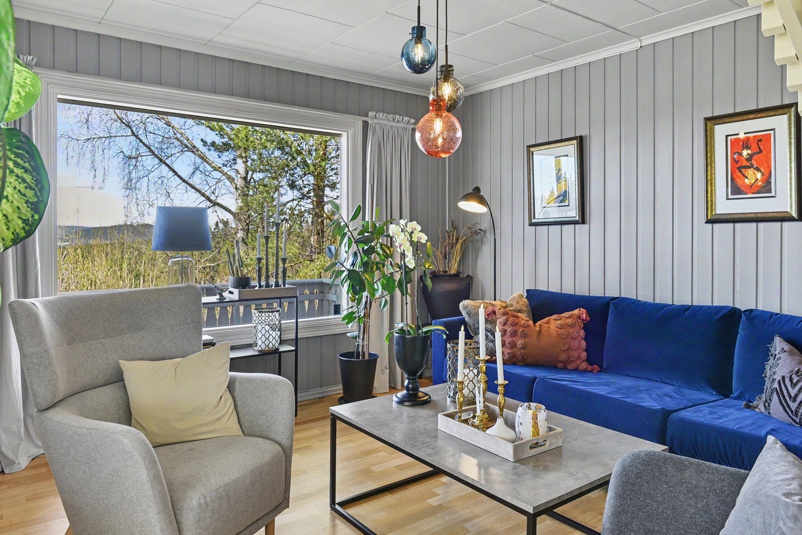 Stuen i første etasje er et lyst og sosialt samlingspunkt med god plass til en romslig sofagruppe. Galleribilde