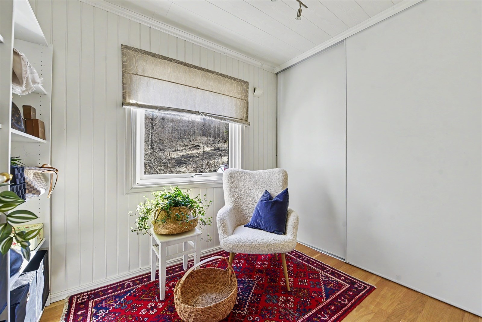 Det andre soverommet i etasjen har plass til garderobeløsning og en lesekrok ved vinduet. Galleribilde