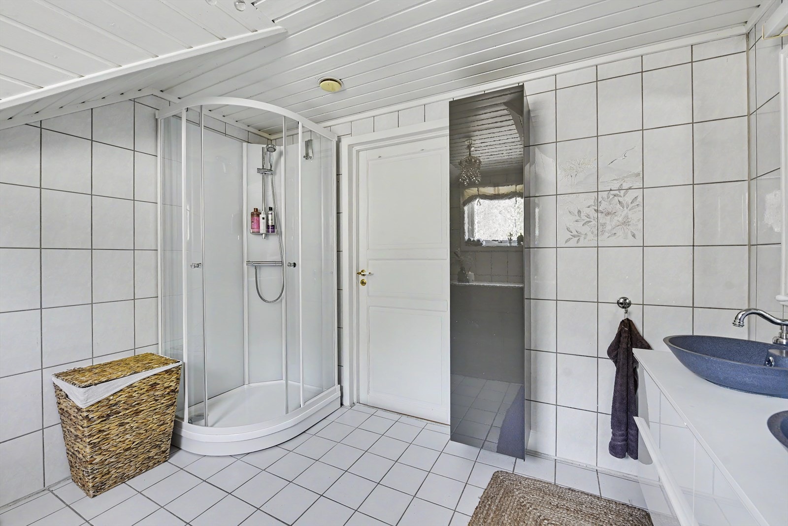 Badet er også utstyrt med et praktisk dusjkabinett. Galleribilde