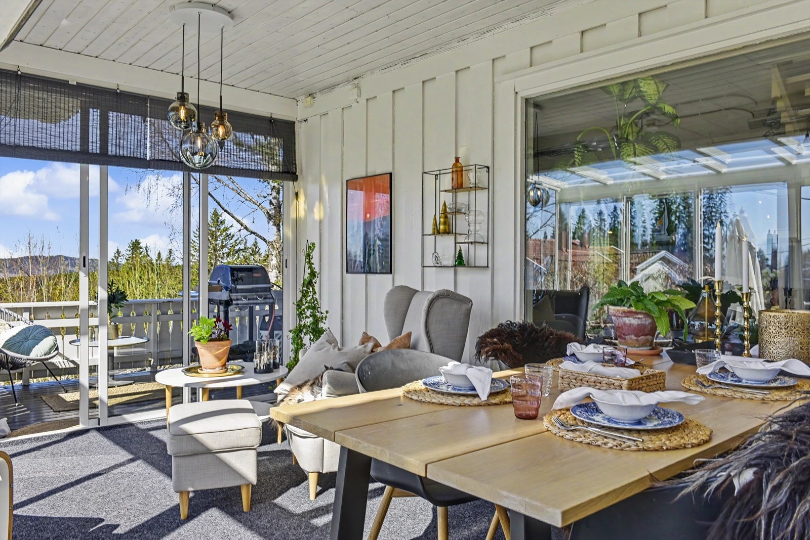 Her er det god plass til både spisebord og en egen sofakrok, perfekt for å nyte utsikten uansett vær. Galleribilde