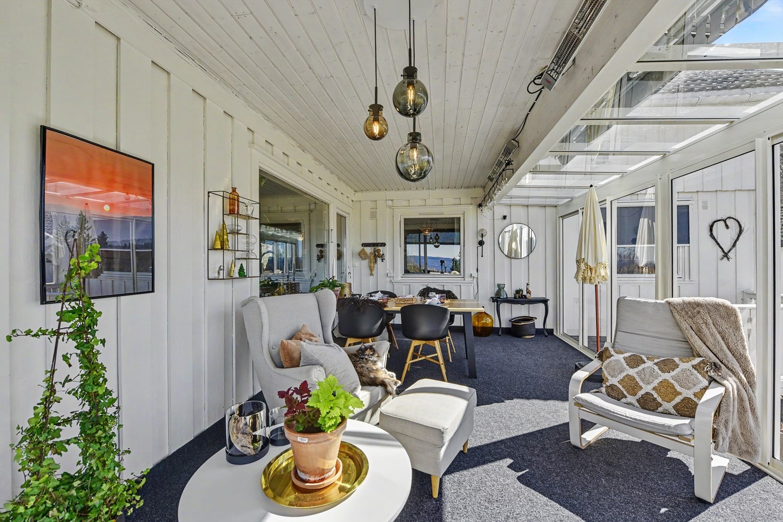 Rommet er lyst og allsidig, og binder inne- og uteområdene sammen på en elegant måte. Galleribilde
