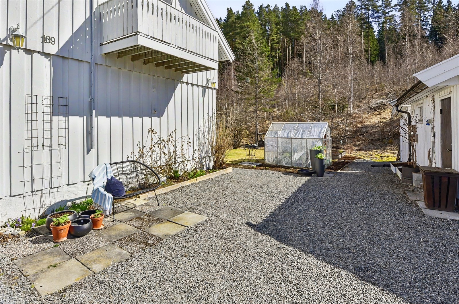 På tomten er det også et veksthus, ideelt for den med grønne fingre. Galleribilde