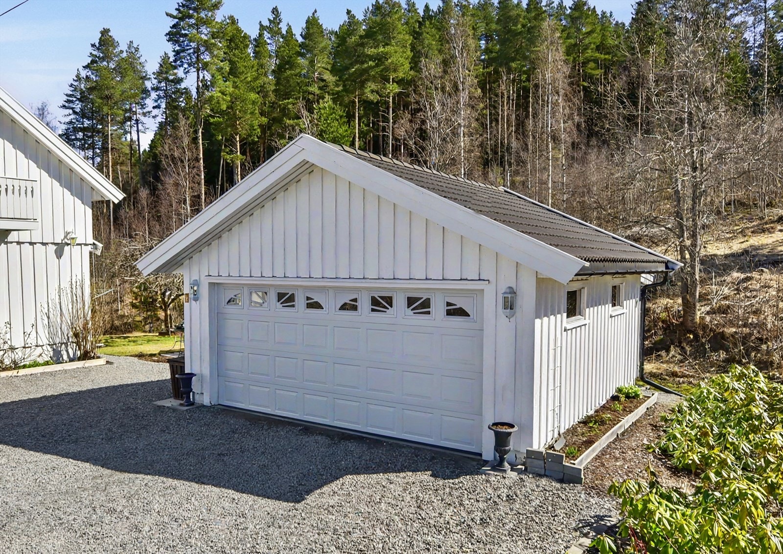 Garasjen fra 2004 har innlagt strøm, portåpner og elbil-lader. Galleribilde