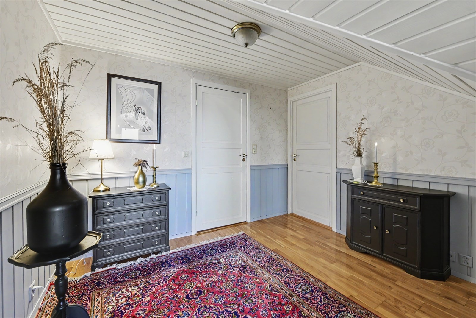 Gangen i loftsetasjen binder sammen loftstuen, badet og de to soverommene. Galleribilde