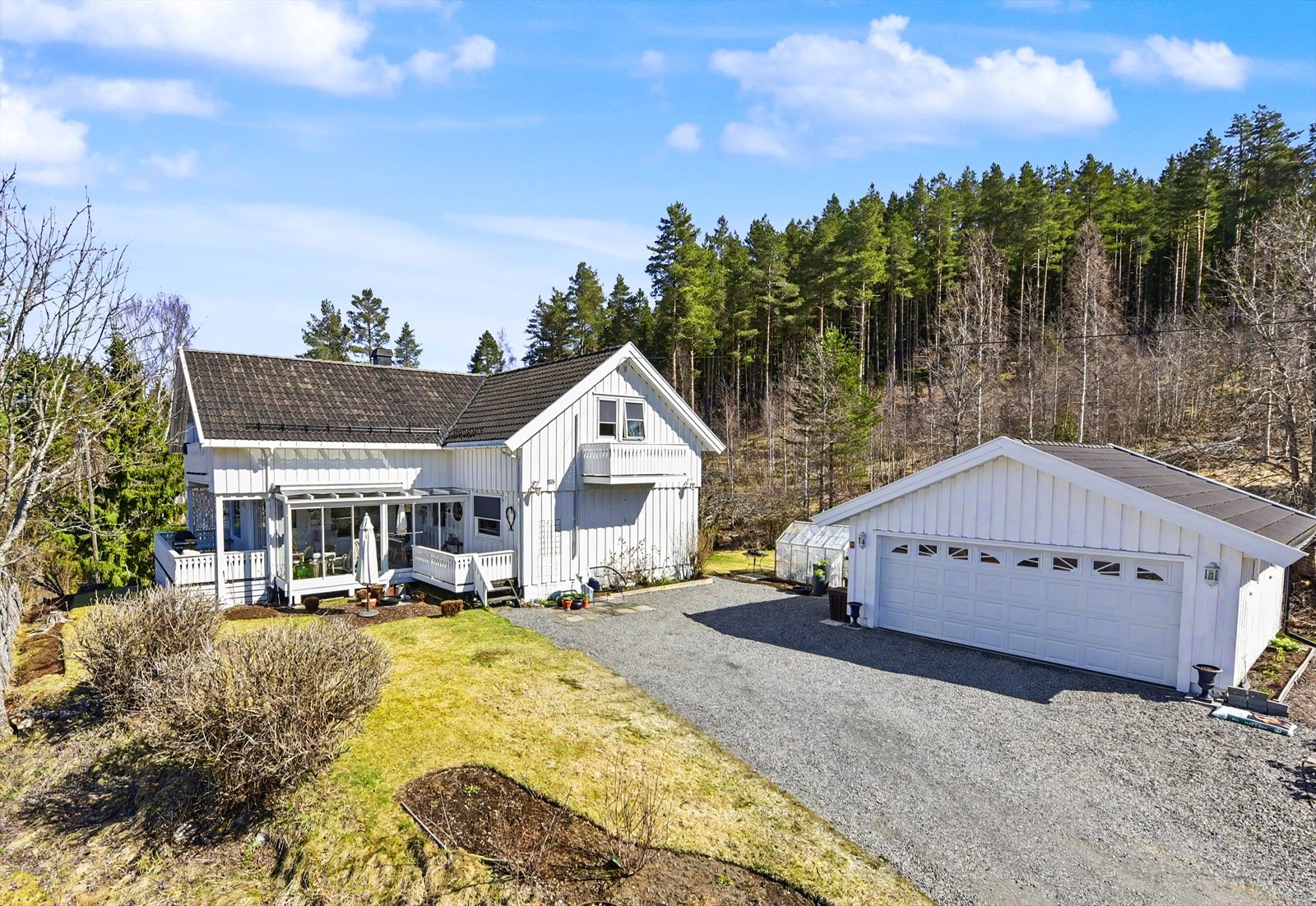 Velkommen til Movegen 169! En innholdsrik familiebolig over tre plan med en stor tomt og en romslig garasje på 33 m². Galleribilde