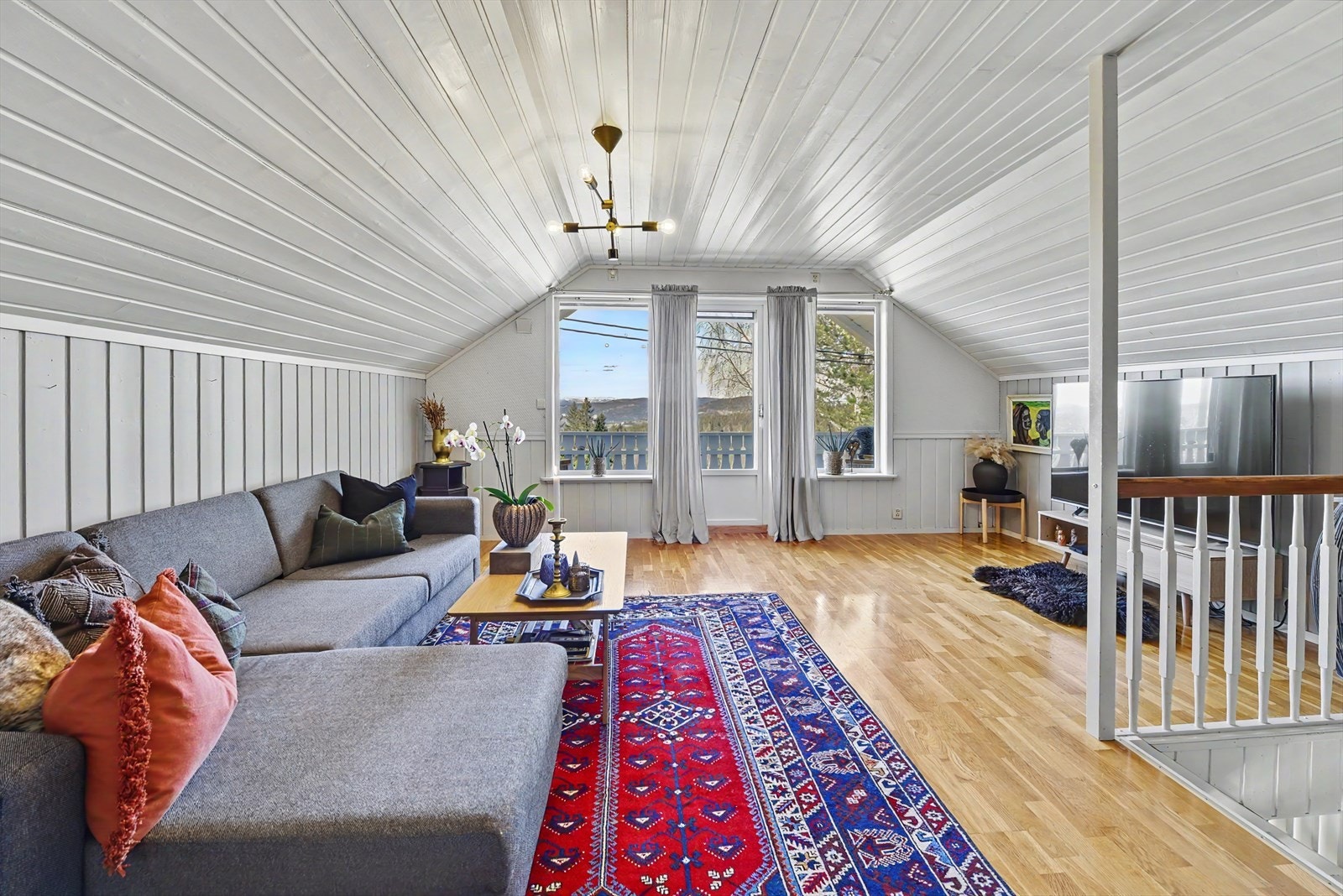 I loftsetasjen finner du en romslig loftstue, perfekt som en ekstra TV-stue eller lekeareal. Galleribilde