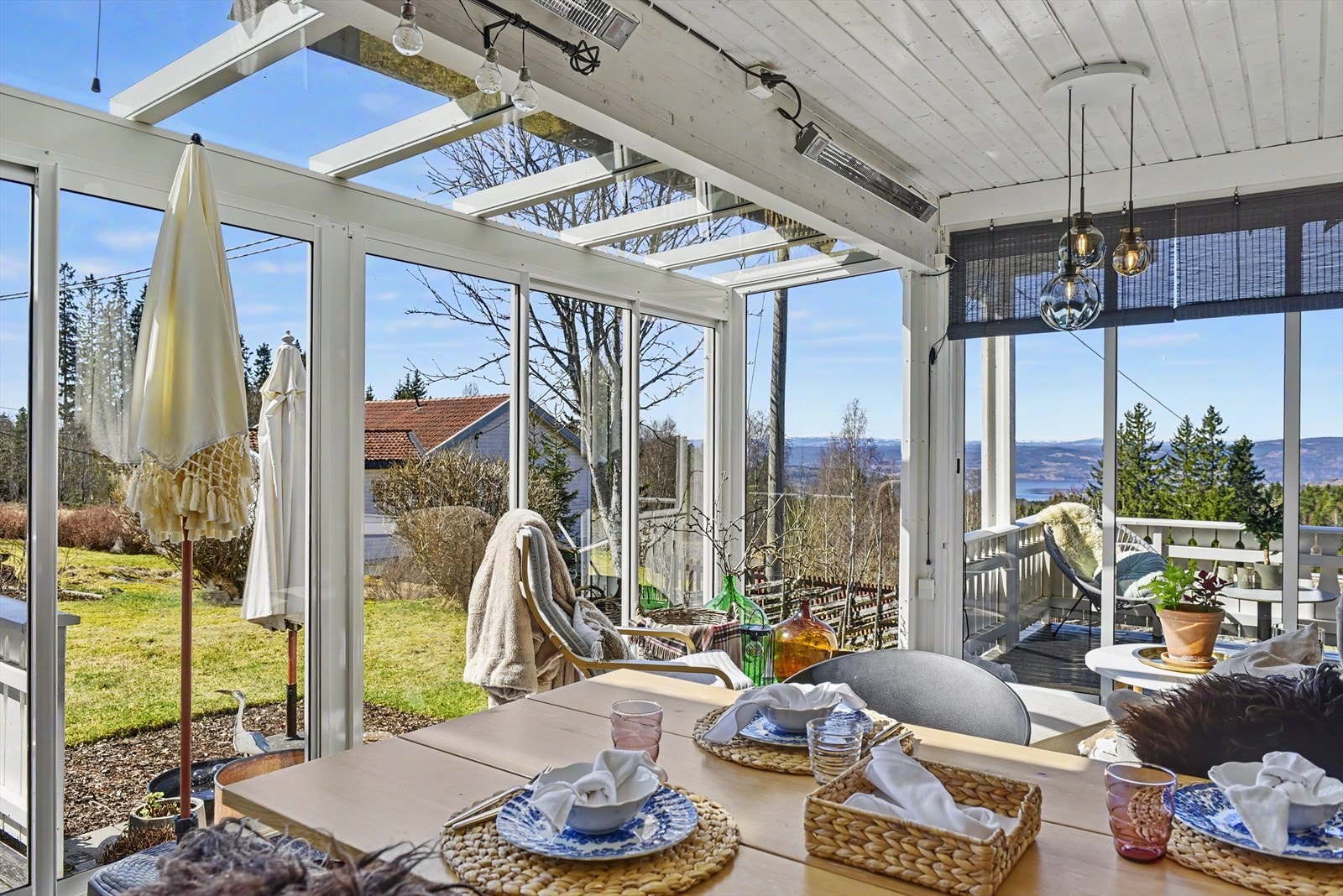 Den innglassede terrassen på 18 m² fungerer som et ekstra oppholdsrom med direkte utgang til hagen. Galleribilde