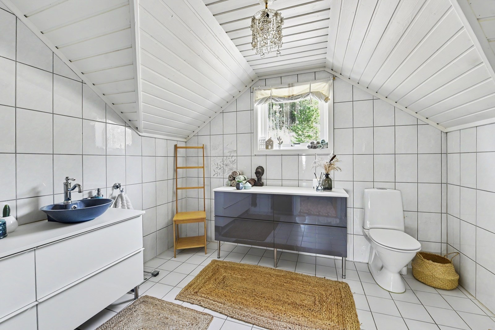 Skråtaket er godt utnyttet med plass til ekstra oppbevaringsmøbler. Galleribilde