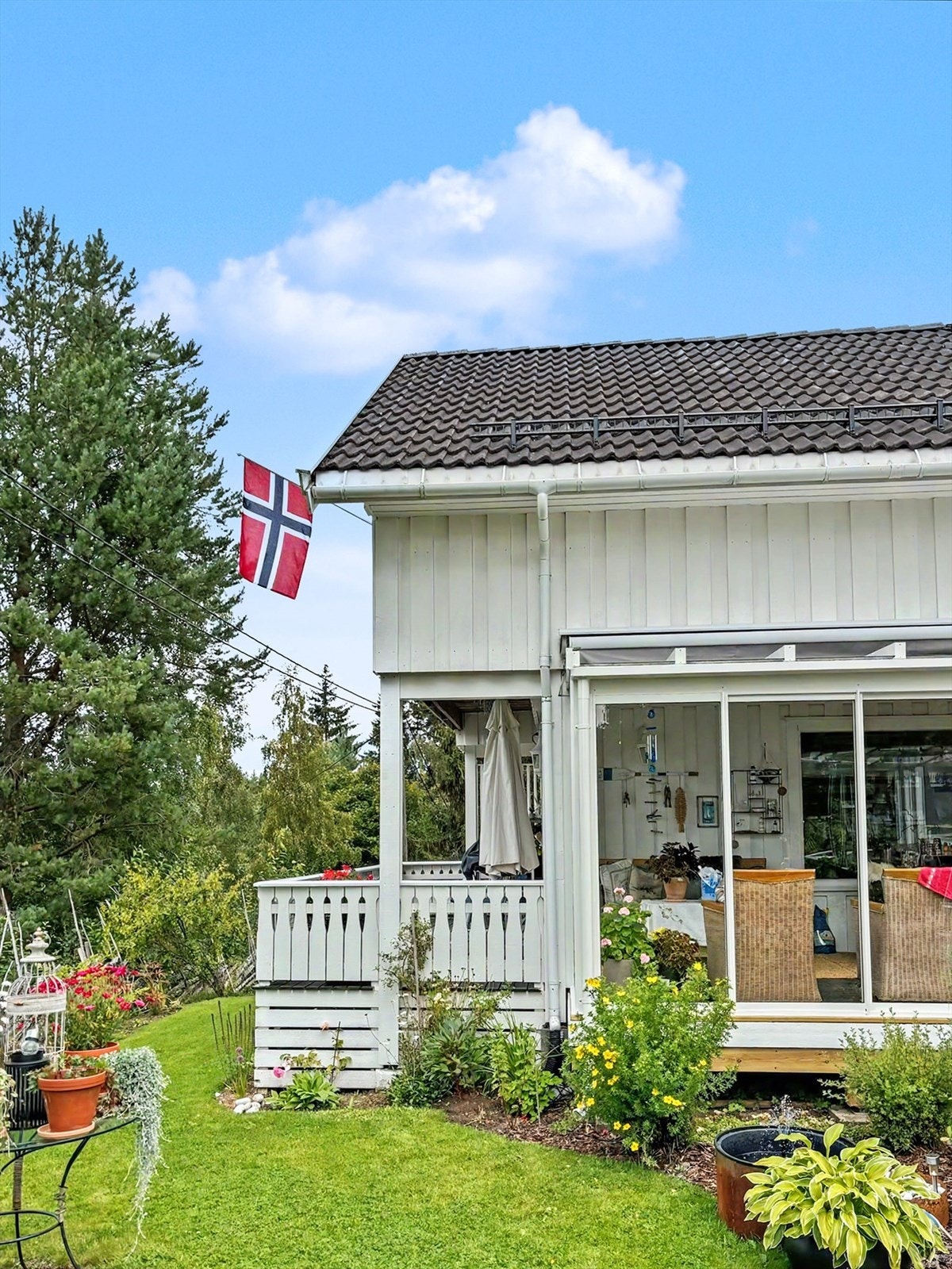 Fra den innglassede terrassen er det utgang til en vestvendt terrasse på 22 m². Galleribilde