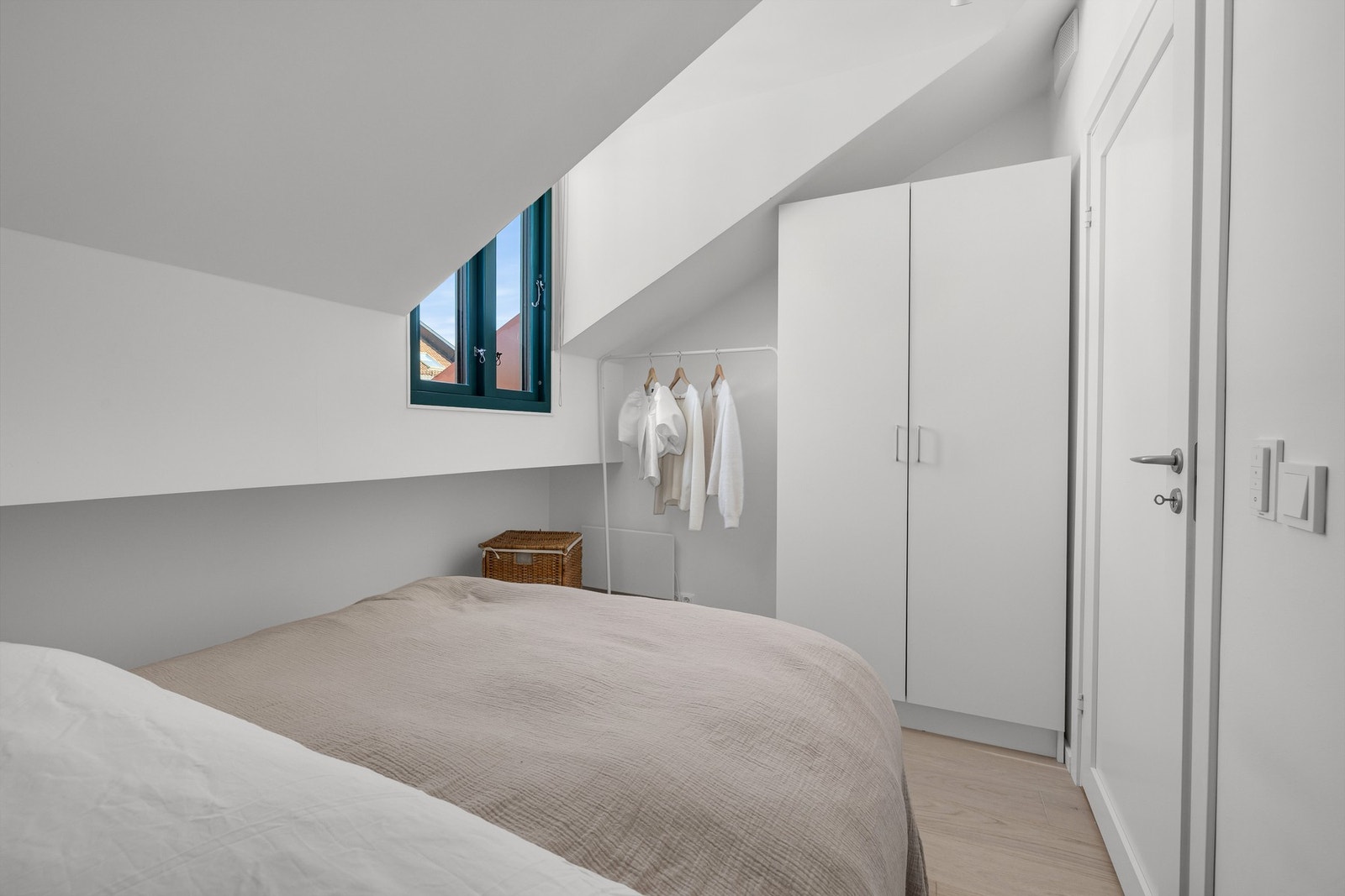 Begge med garderobeskap med glatte fronter som gir gode oppbevaringsmuligheter. Galleribilde