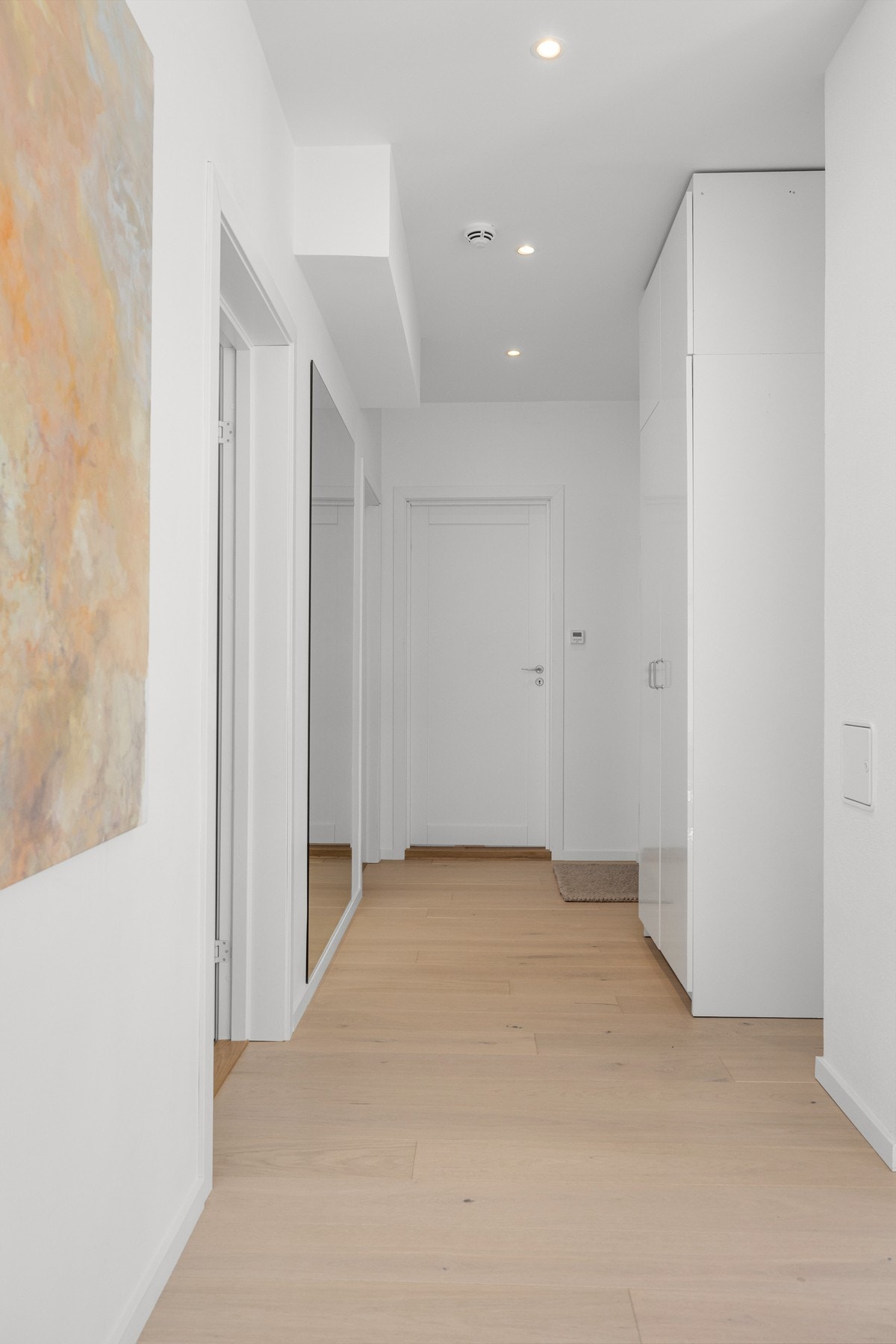 Entréen gir et stilrent og innbydende førsteinntrykk, med garderobeskap med glatte fronter som sørger for gode oppbevaringsmuligheter. Galleribilde