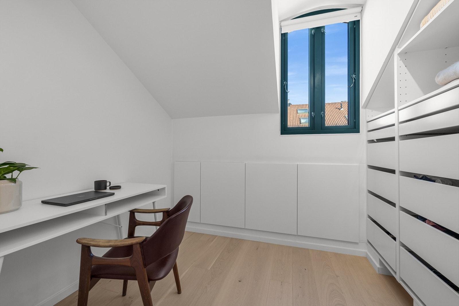 Rommene er tilpasset en komfortabel hverdag, enten som soverom, gjesterom eller hjemmekontor. Galleribilde