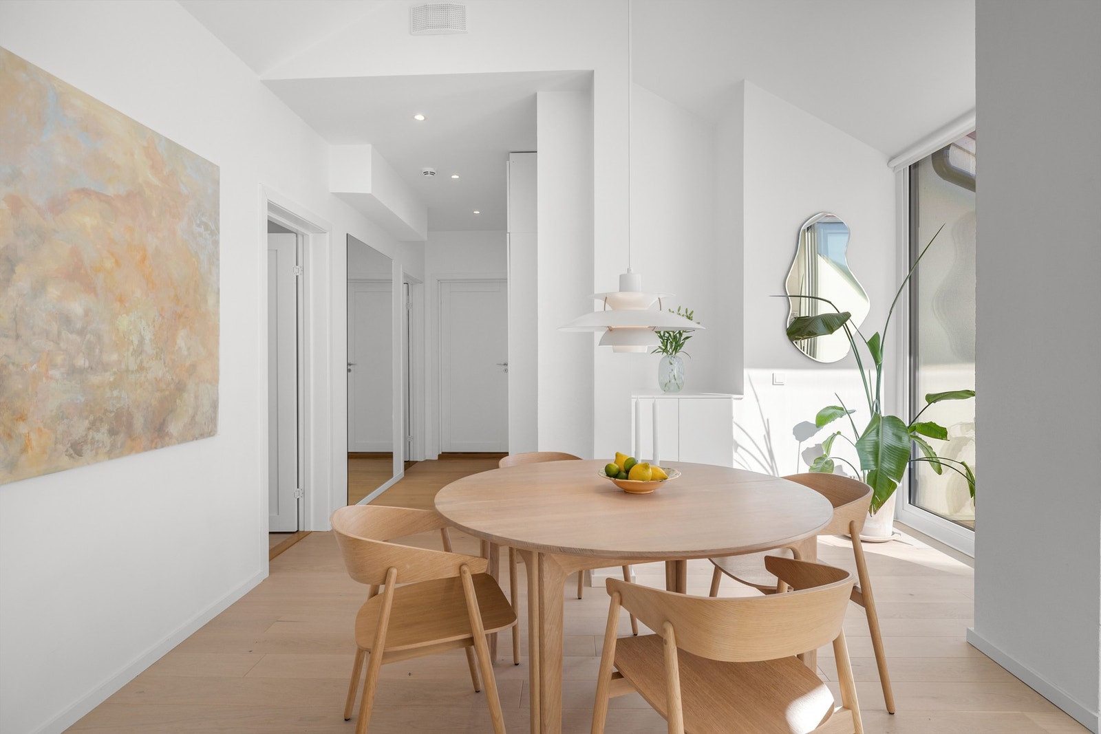 Leiligheten byr på en imponerende takhøyde på opptil 3,72 meter. Galleribilde