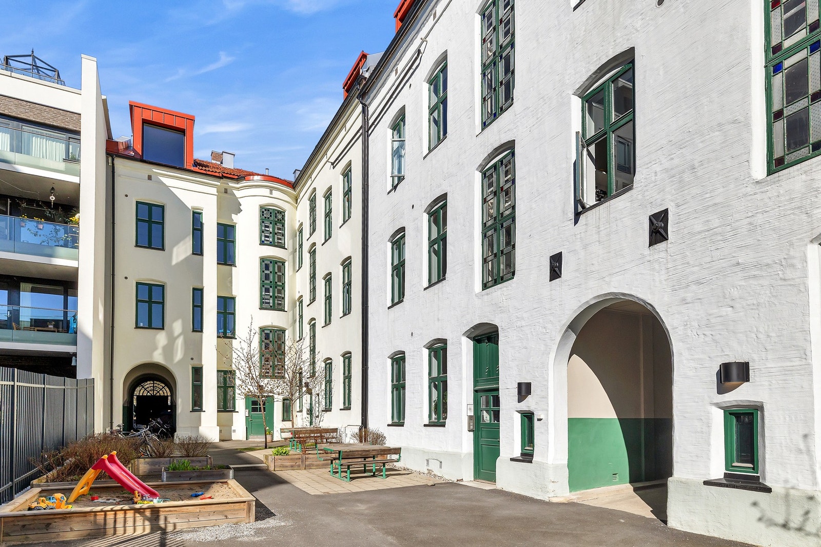 Felles bakgård. Galleribilde