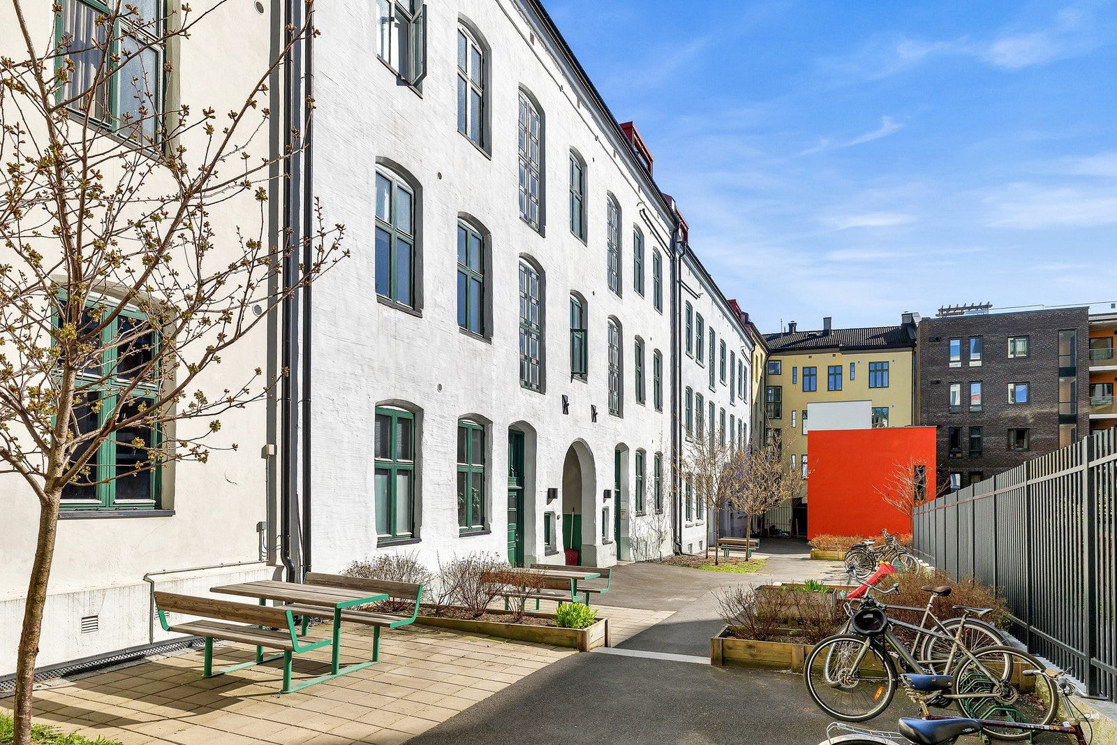 Felles bakgård. Galleribilde