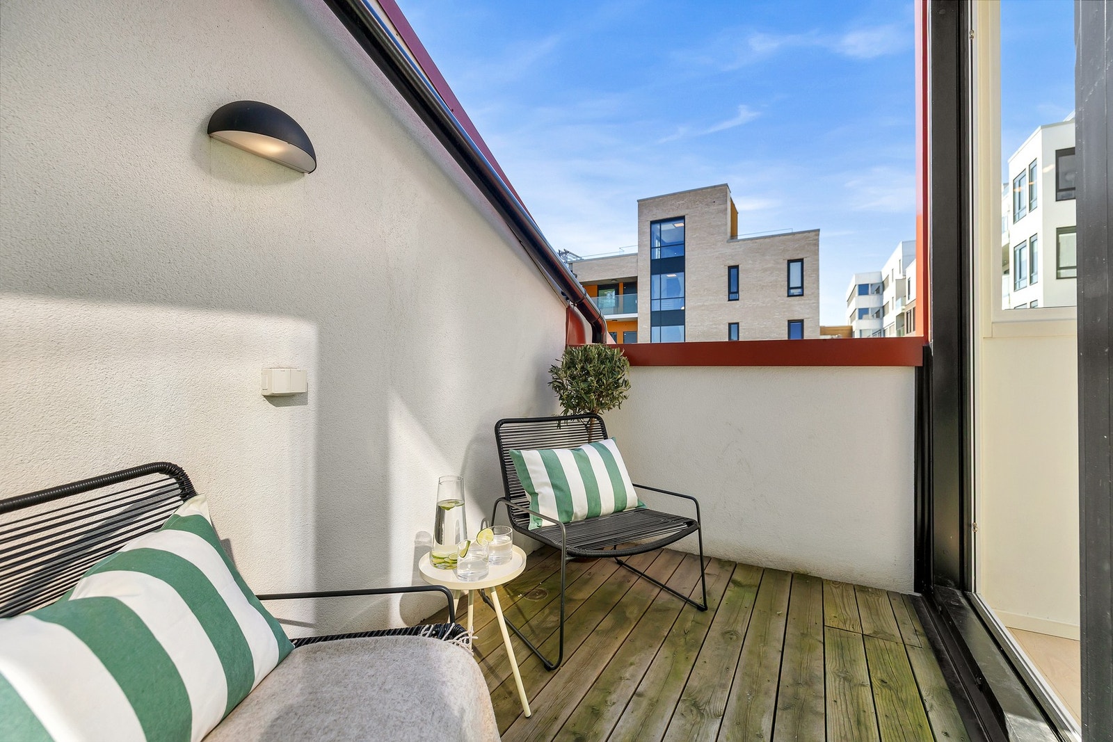 På toppen av en klassisk bygård fra 1879 finner du en moderne loftsleilighet etablert i 2022 - en sjelden kombinasjon av historisk sjel og tidsriktig komfort. Galleribilde