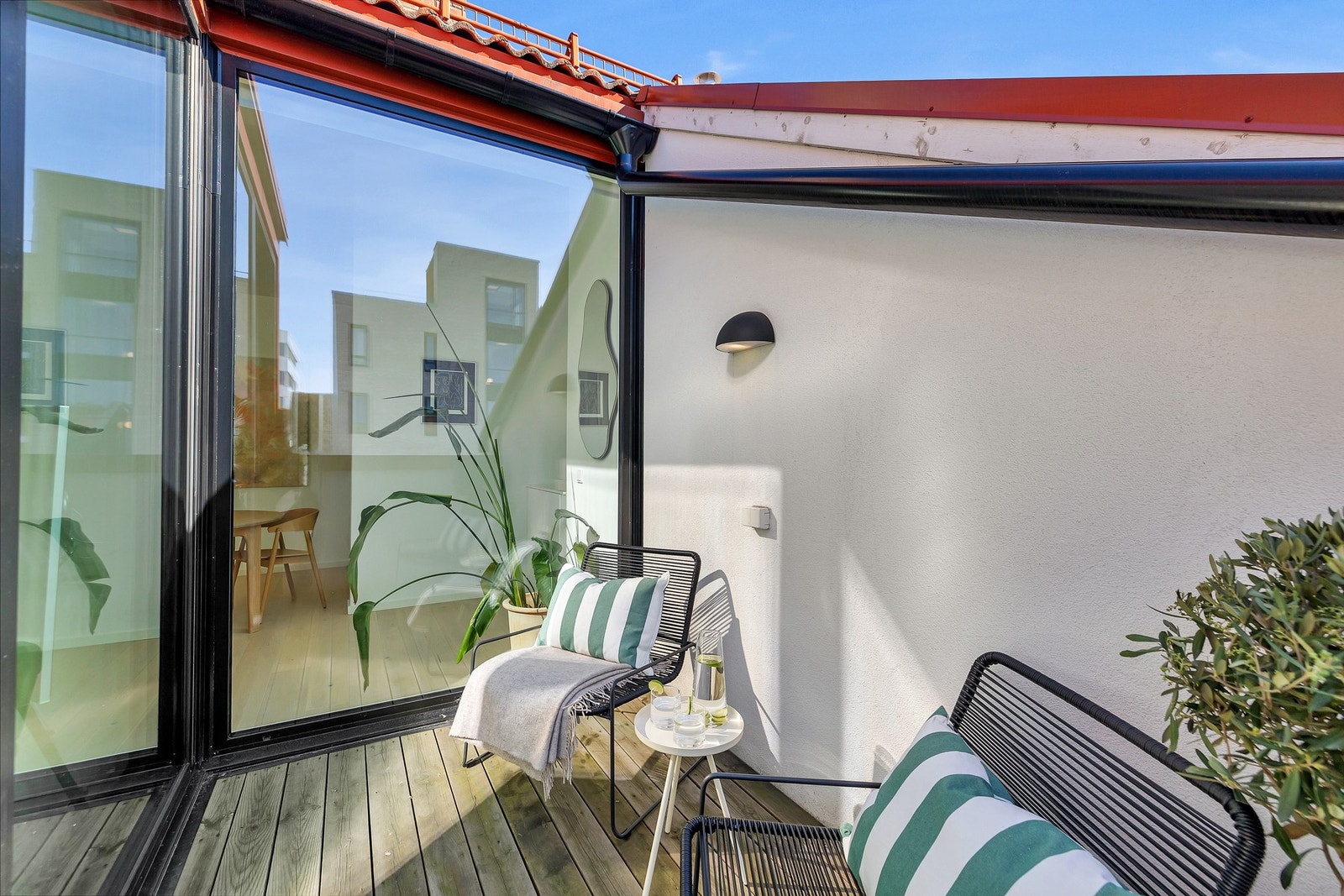 Fra stuen er det utgang til en herlig takterrasse på ca. 5 kvm. Galleribilde