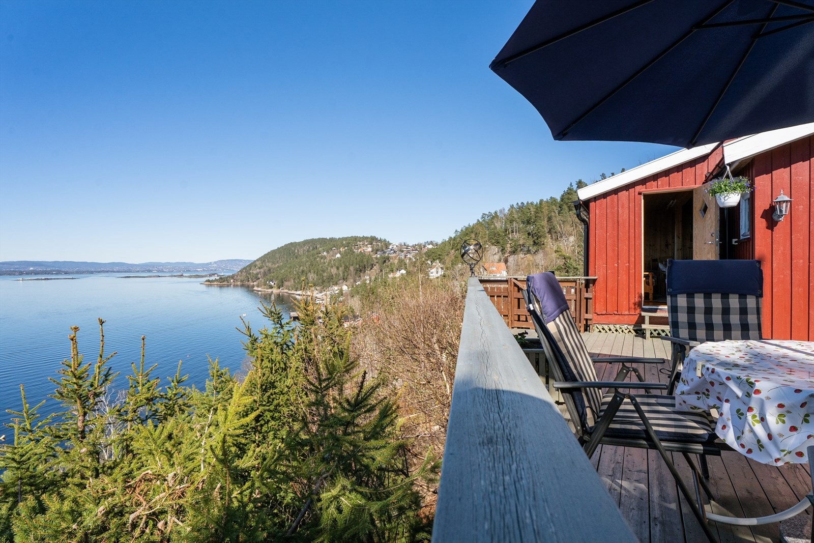 Utsyn mot Fjellstrand badestrand. Galleribilde