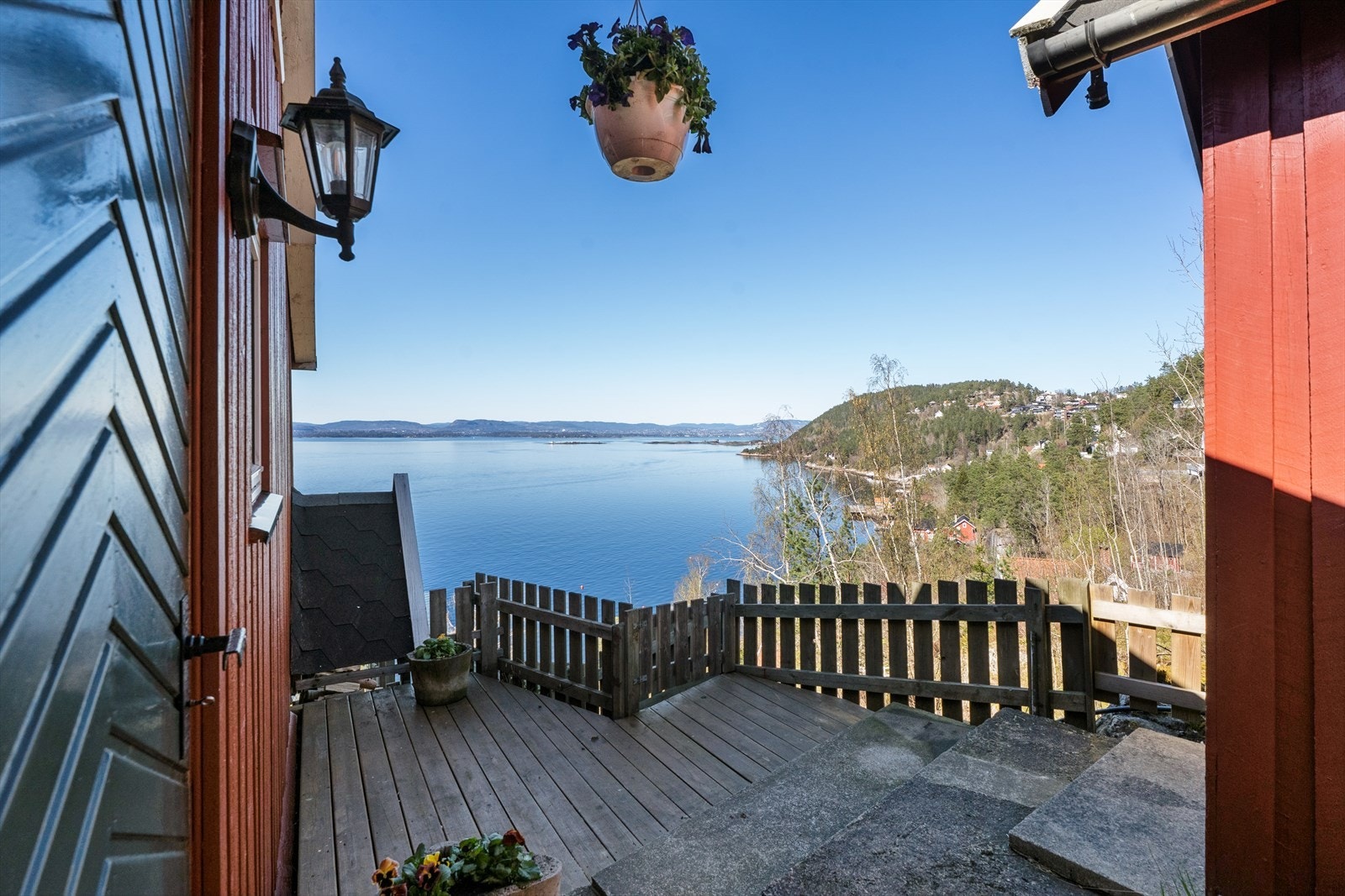 Fin fritidsbolig med tilhørende anneks og uthus/WC. Galleribilde
