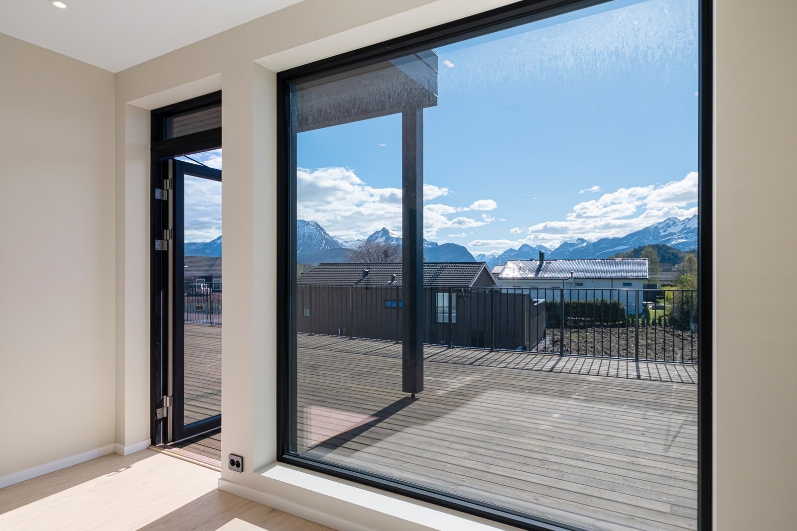 Fra stuen er de utgang til sydvendt terrasse Galleribilde