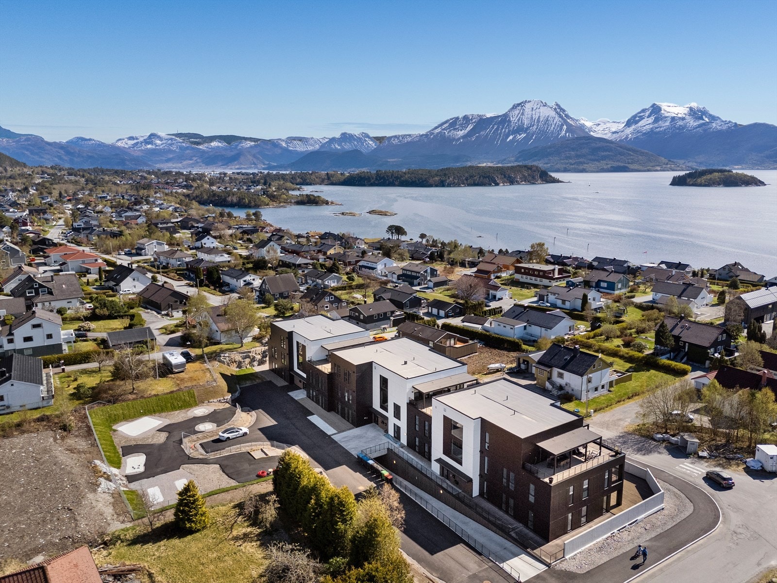 2 parkeringsplasser i garasjeanlegg i kjeller. Det er montert el-billader på den ene plassen. Galleribilde
