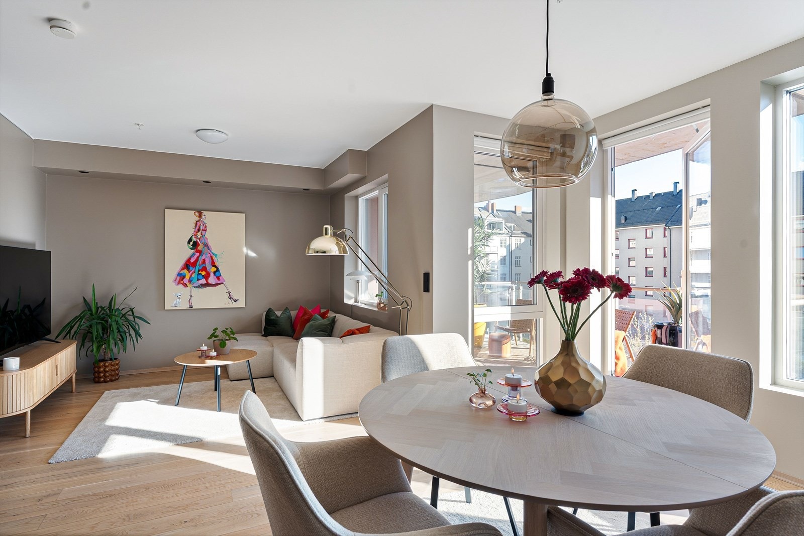 Planløsningen gir god plass til både spisegruppe og sofaseksjon, og rommet er enkelt å innrede etter egne preferanser. Galleribilde